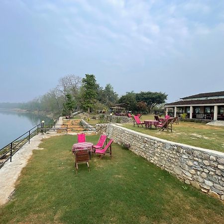 Chitwan Riverside Resort Саураха Екстериор снимка