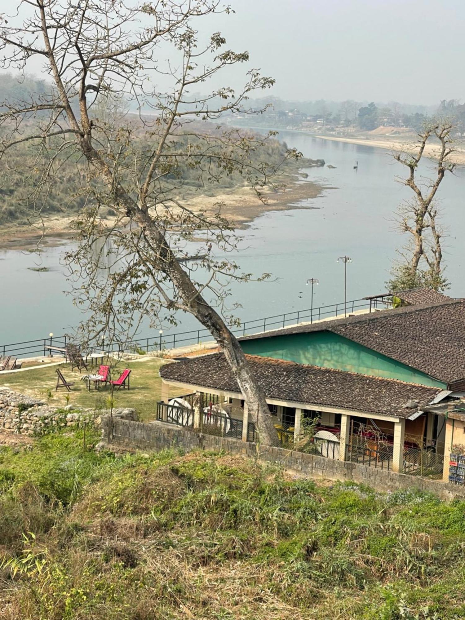 Chitwan Riverside Resort Саураха Екстериор снимка