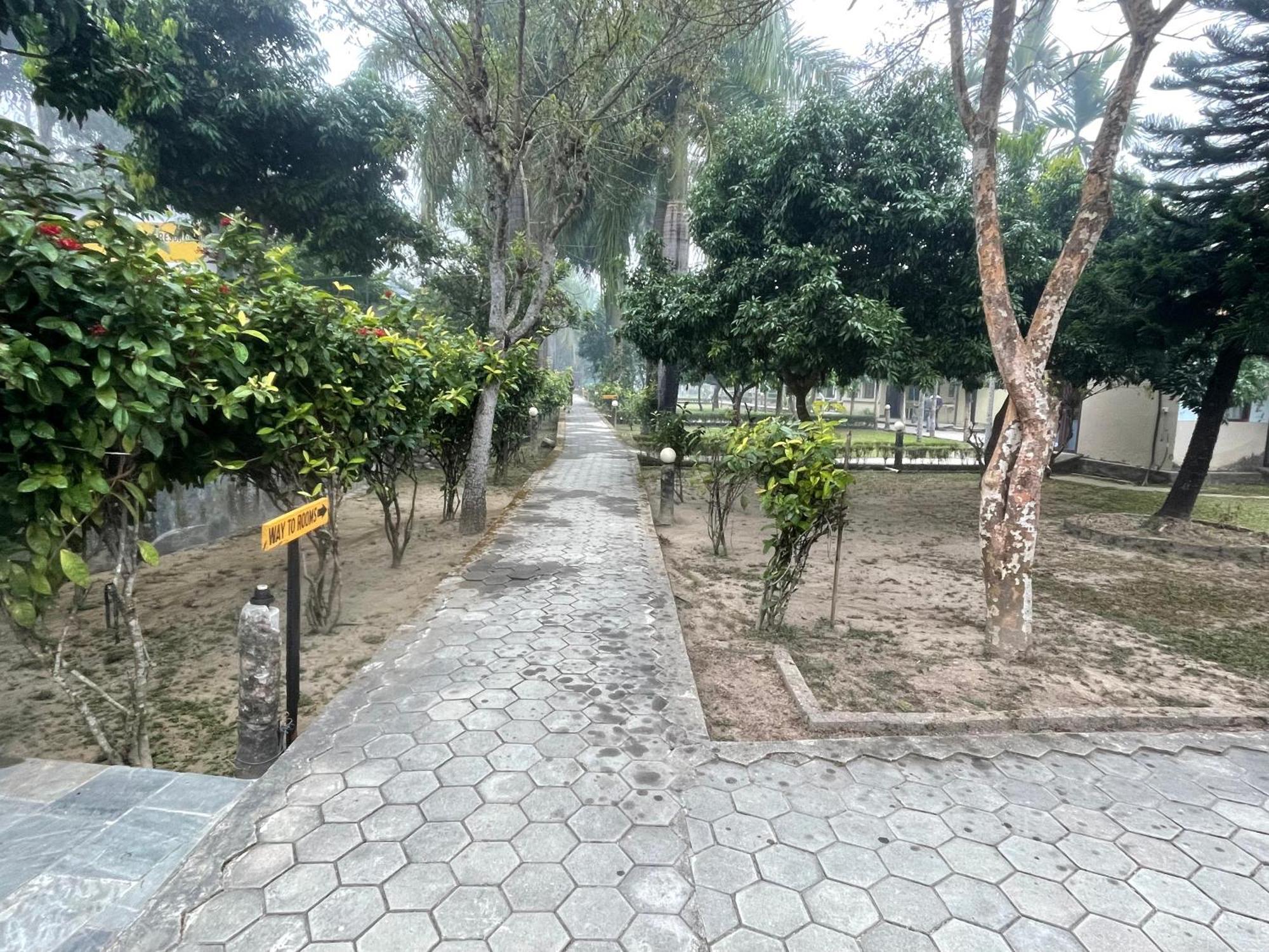 Chitwan Riverside Resort Саураха Екстериор снимка