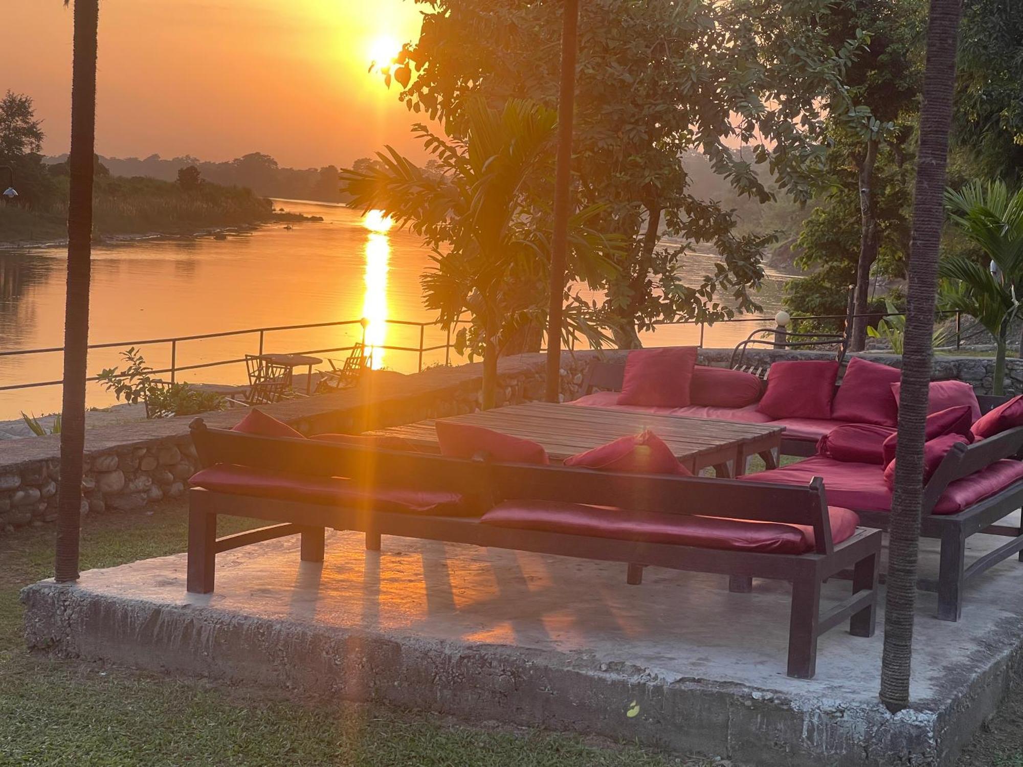Chitwan Riverside Resort Саураха Екстериор снимка