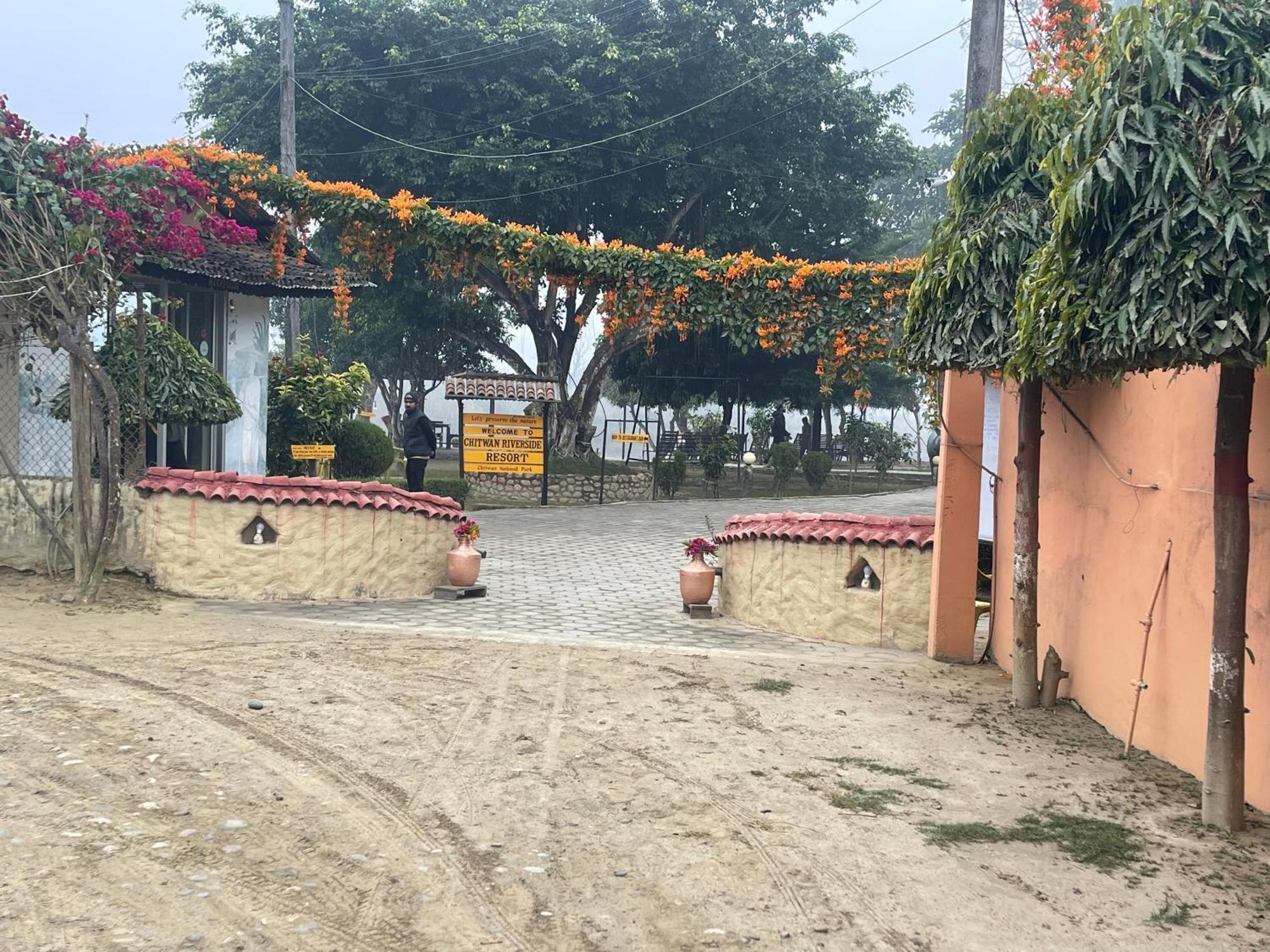 Chitwan Riverside Resort Саураха Екстериор снимка