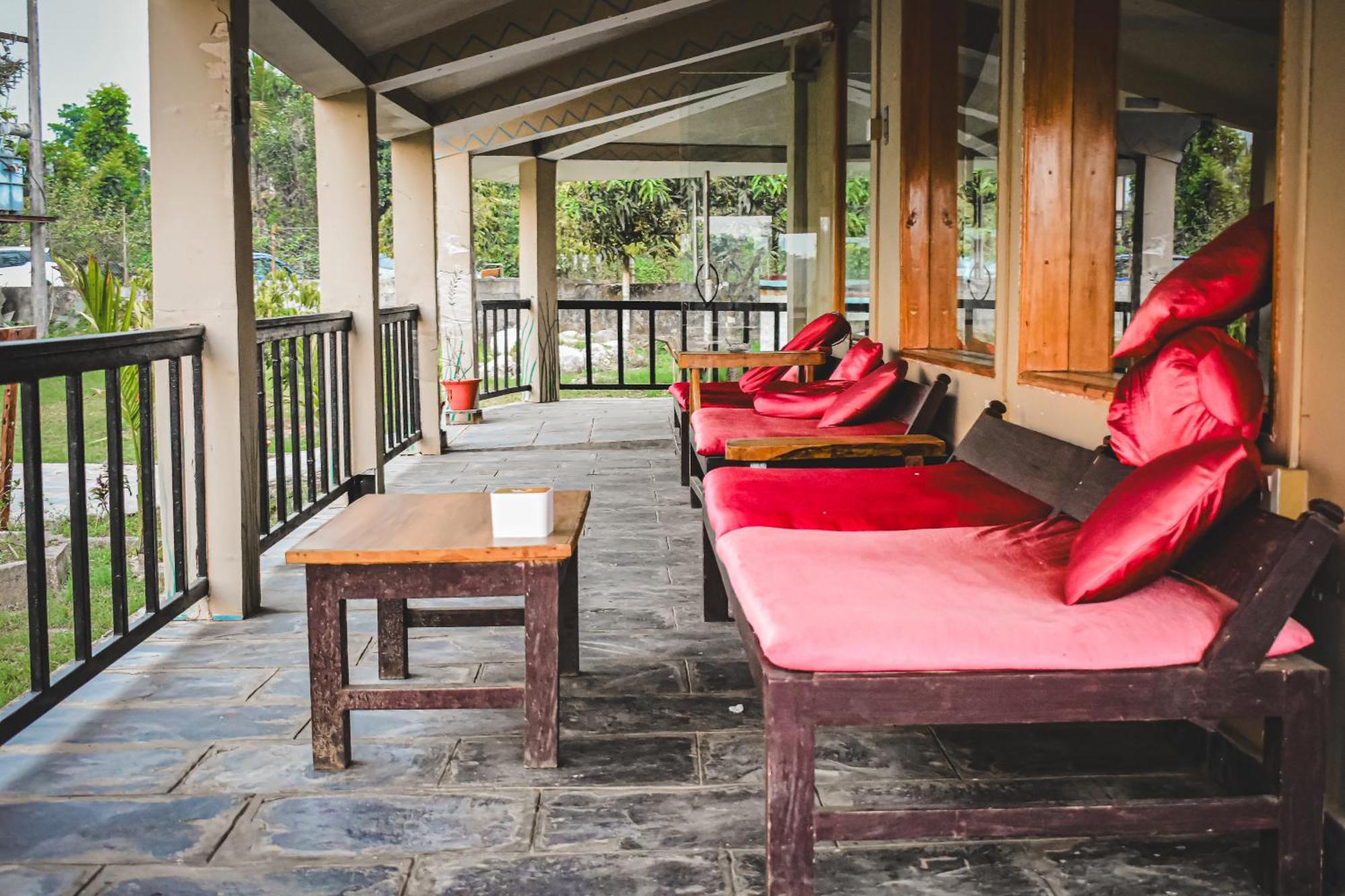 Chitwan Riverside Resort Саураха Екстериор снимка