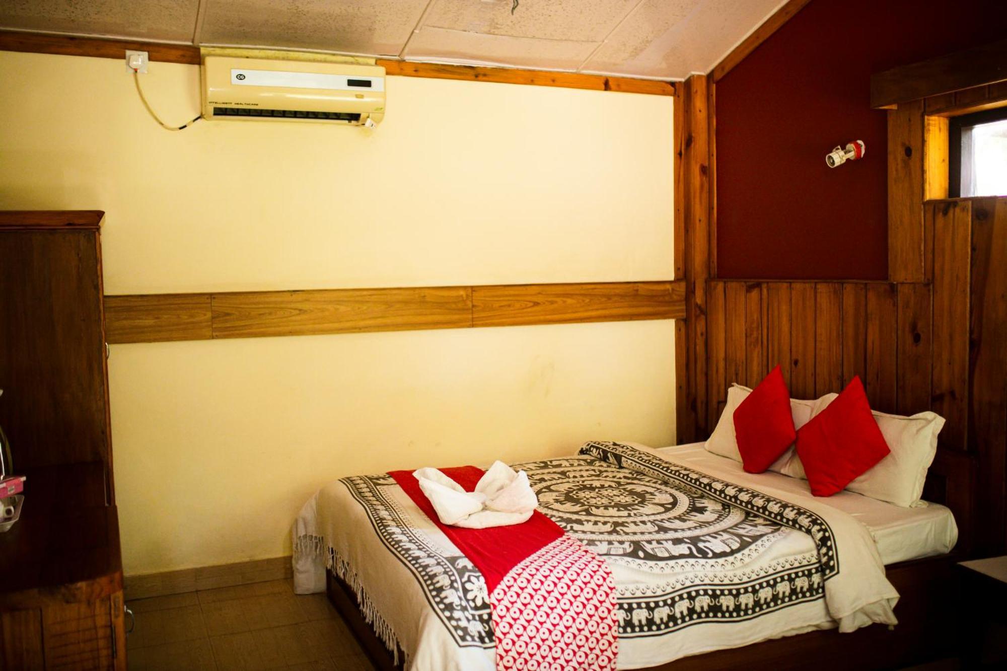 Chitwan Riverside Resort Саураха Екстериор снимка
