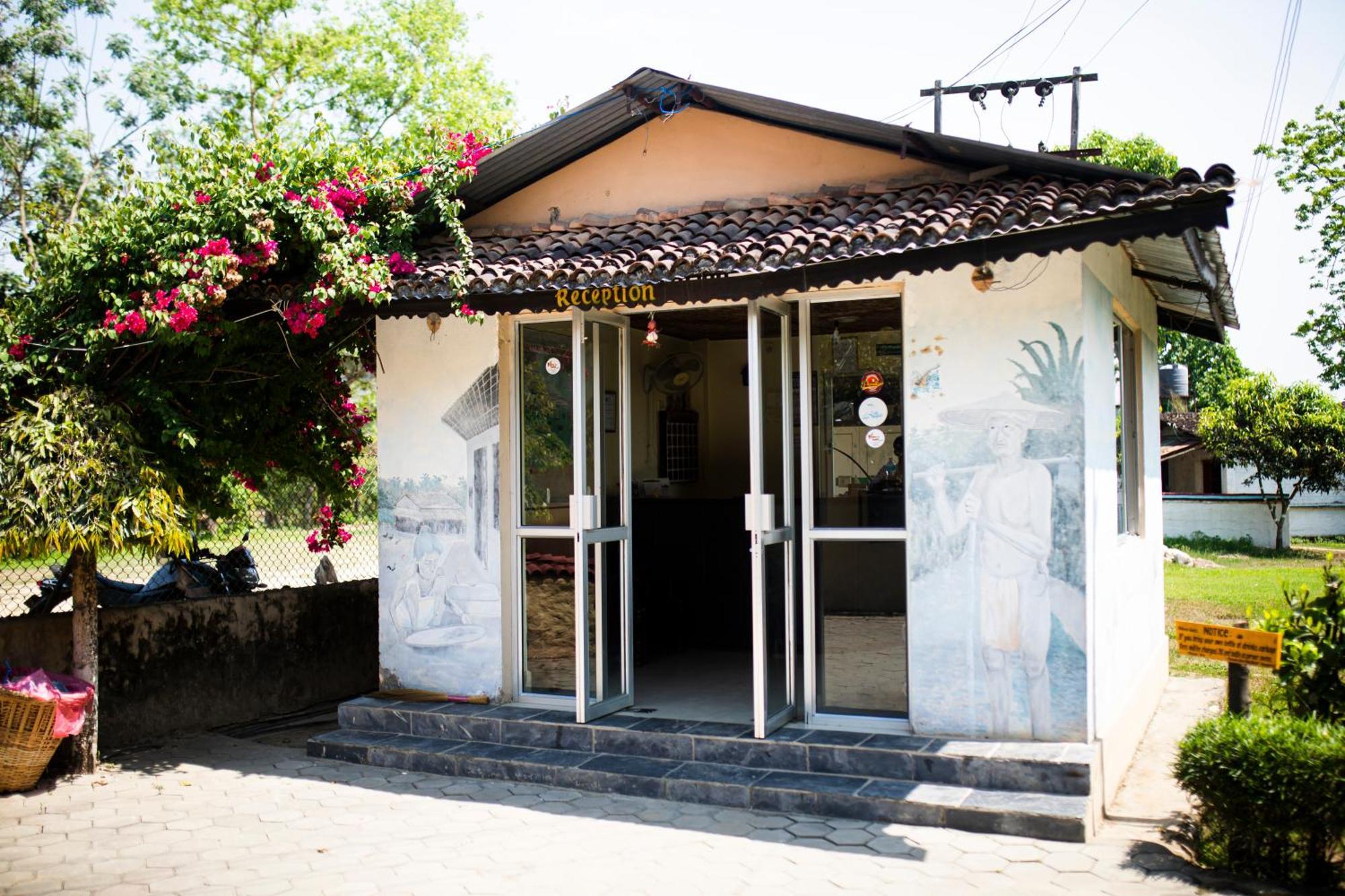 Chitwan Riverside Resort Саураха Екстериор снимка