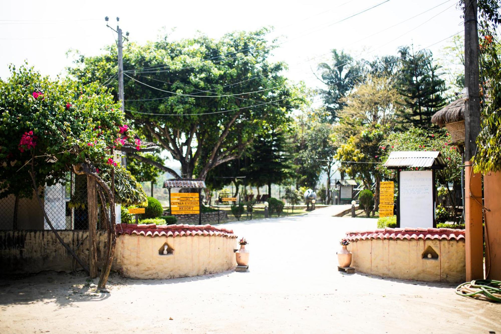 Chitwan Riverside Resort Саураха Екстериор снимка
