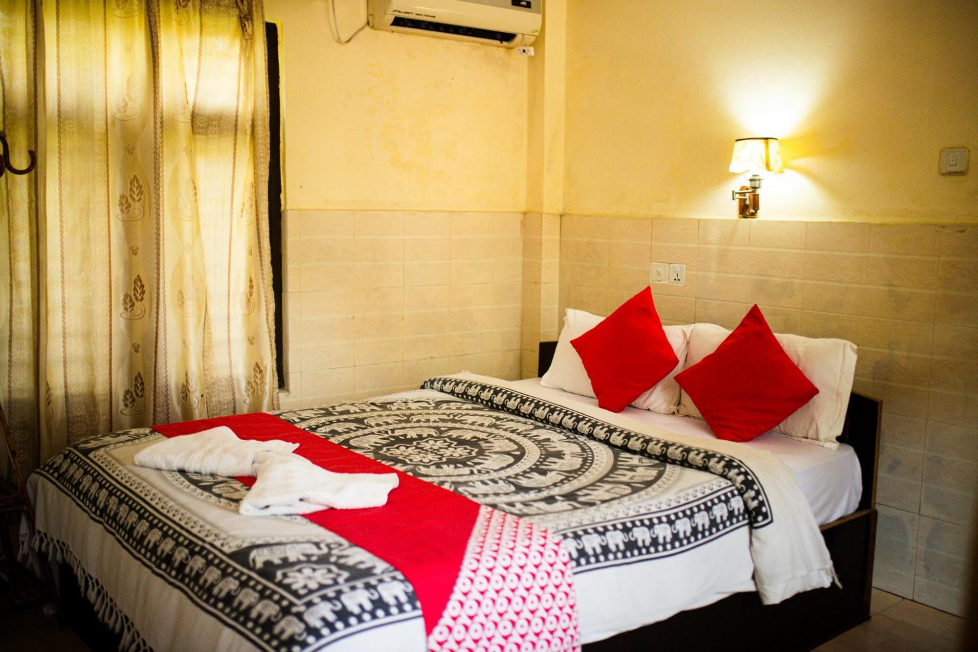 Chitwan Riverside Resort Саураха Екстериор снимка