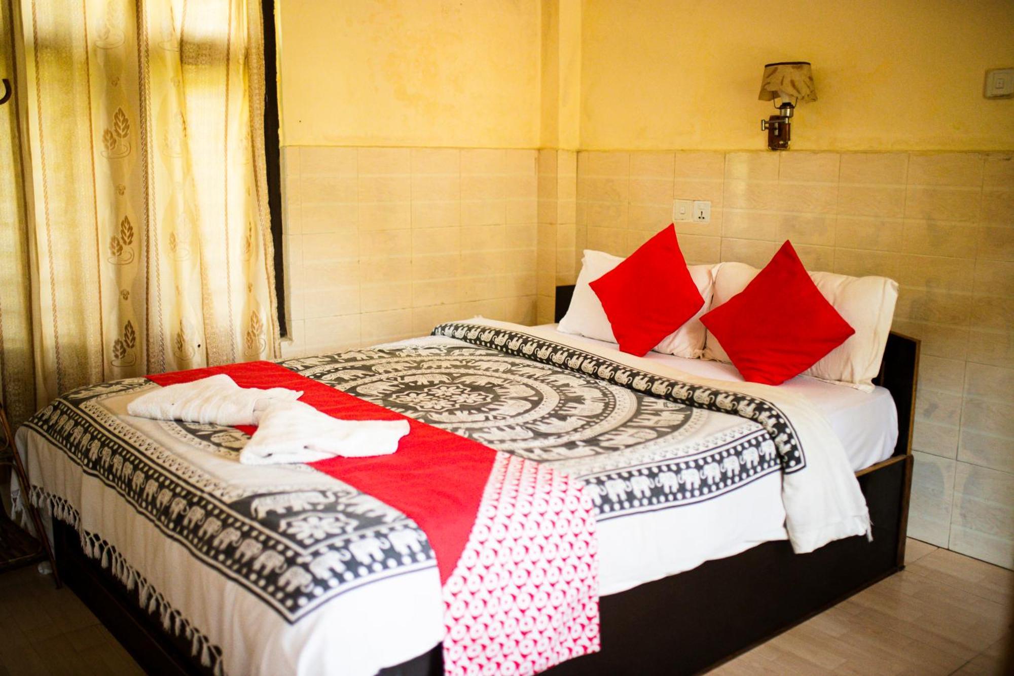 Chitwan Riverside Resort Саураха Екстериор снимка