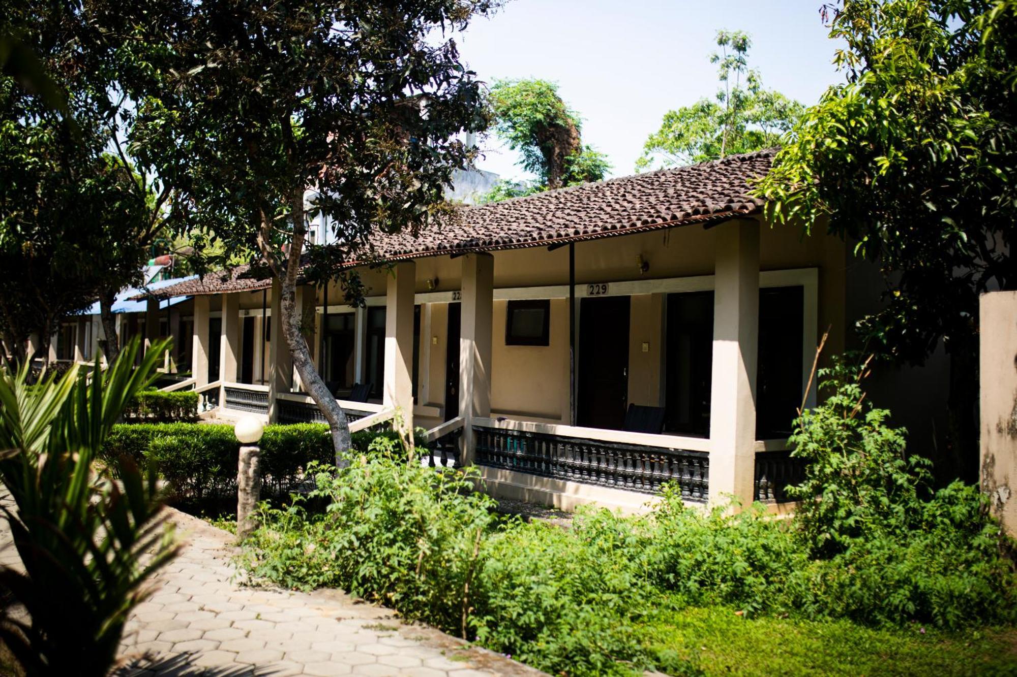 Chitwan Riverside Resort Саураха Екстериор снимка