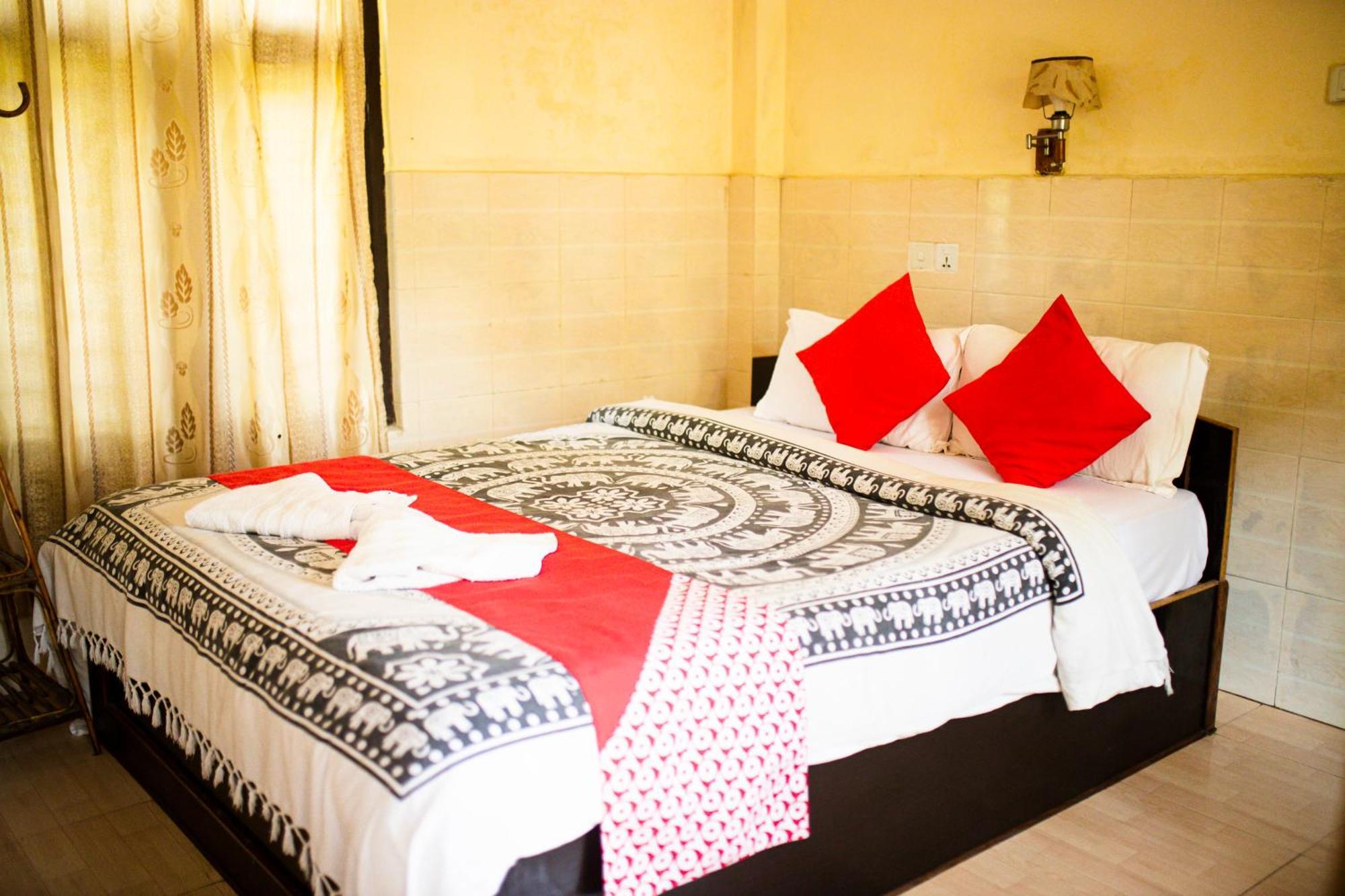 Chitwan Riverside Resort Саураха Екстериор снимка