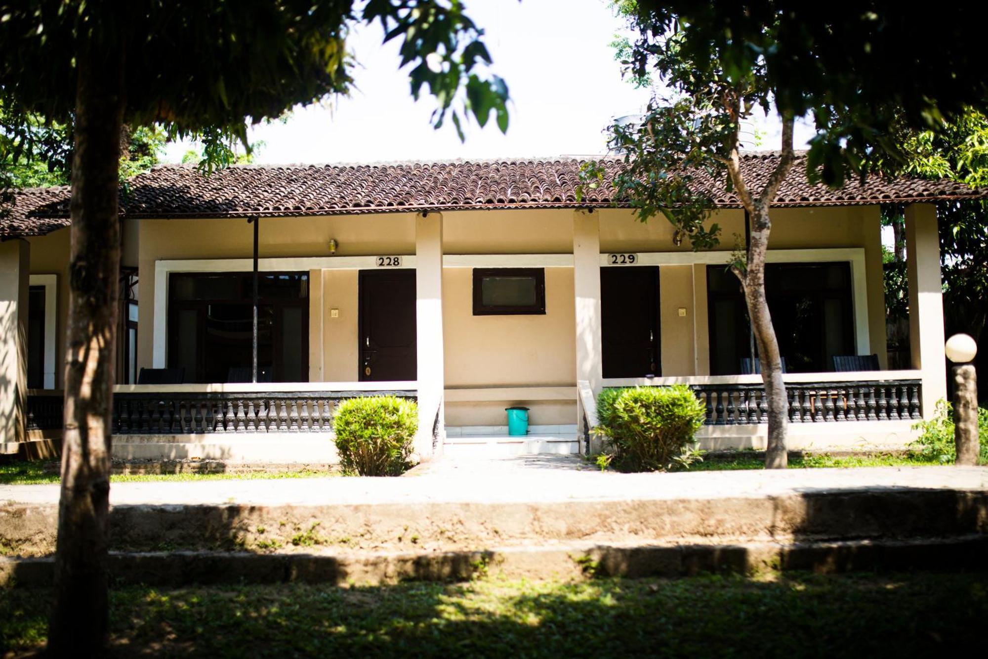 Chitwan Riverside Resort Саураха Екстериор снимка