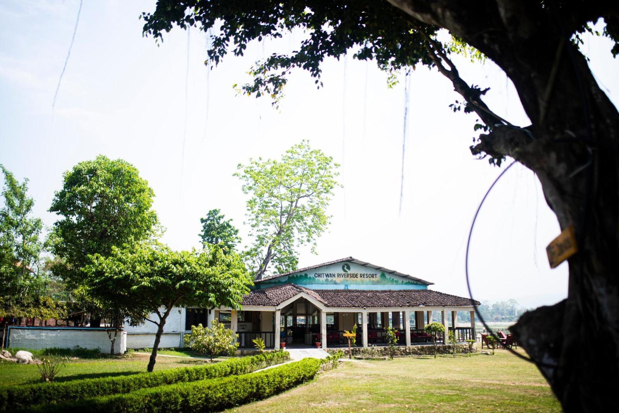 Chitwan Riverside Resort Саураха Екстериор снимка