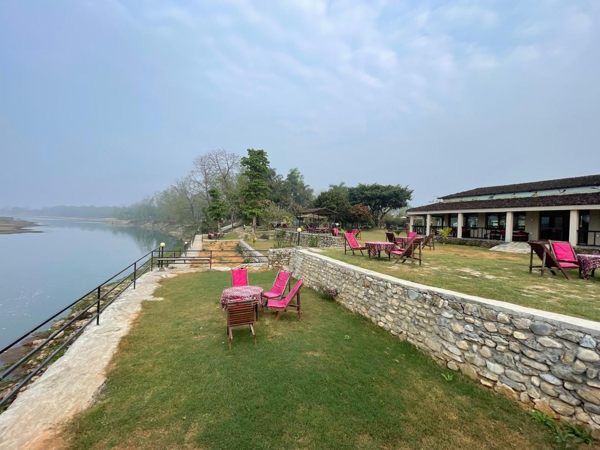 Chitwan Riverside Resort Саураха Екстериор снимка
