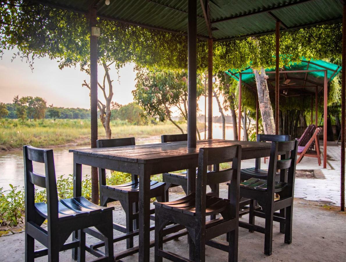 Chitwan Riverside Resort Саураха Екстериор снимка
