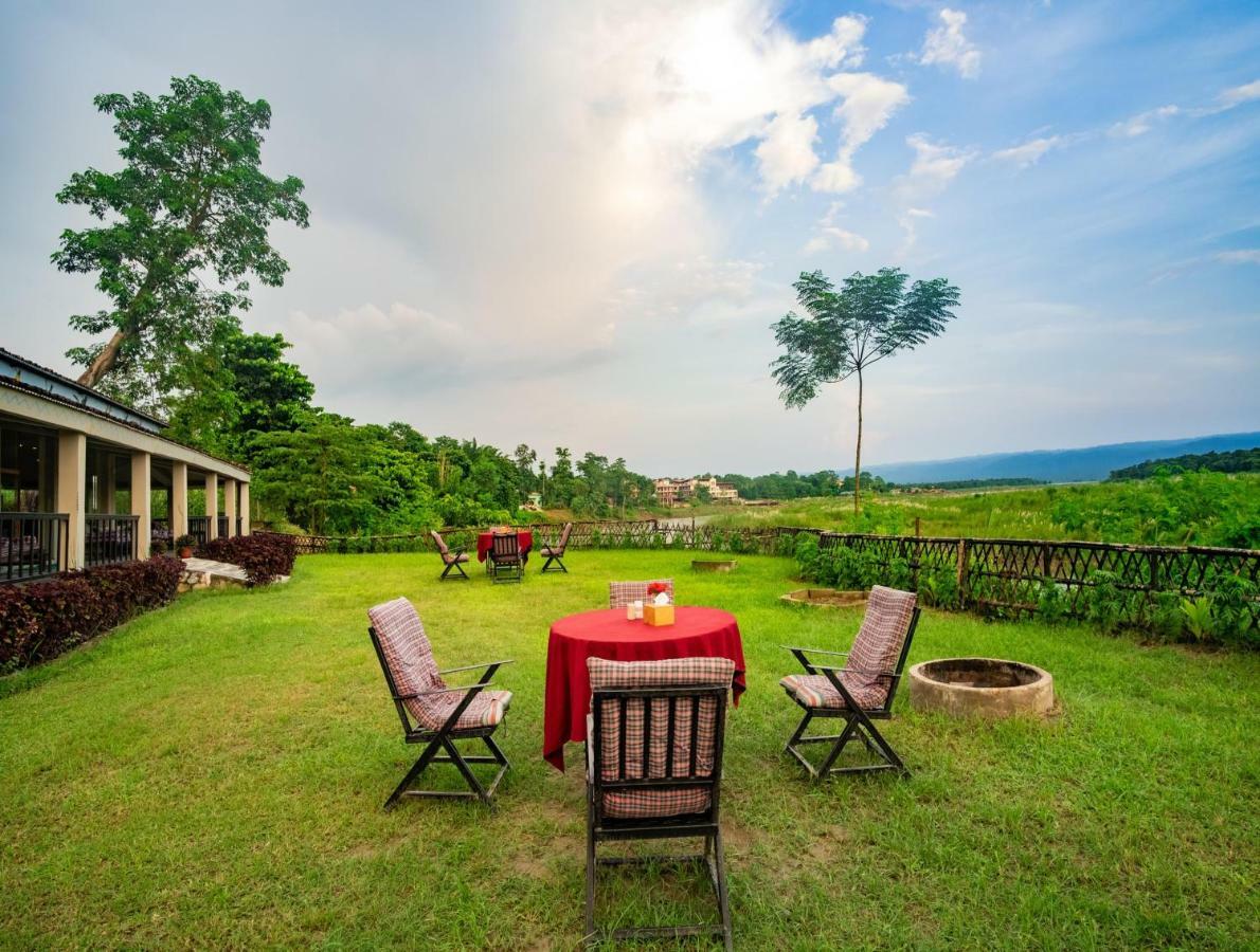 Chitwan Riverside Resort Саураха Екстериор снимка