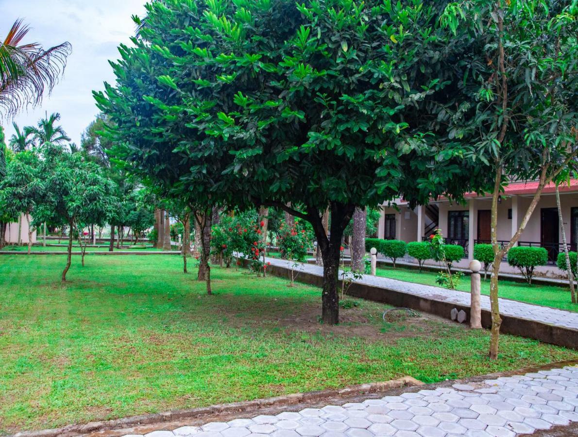 Chitwan Riverside Resort Саураха Екстериор снимка