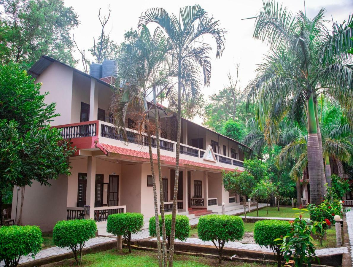 Chitwan Riverside Resort Саураха Екстериор снимка