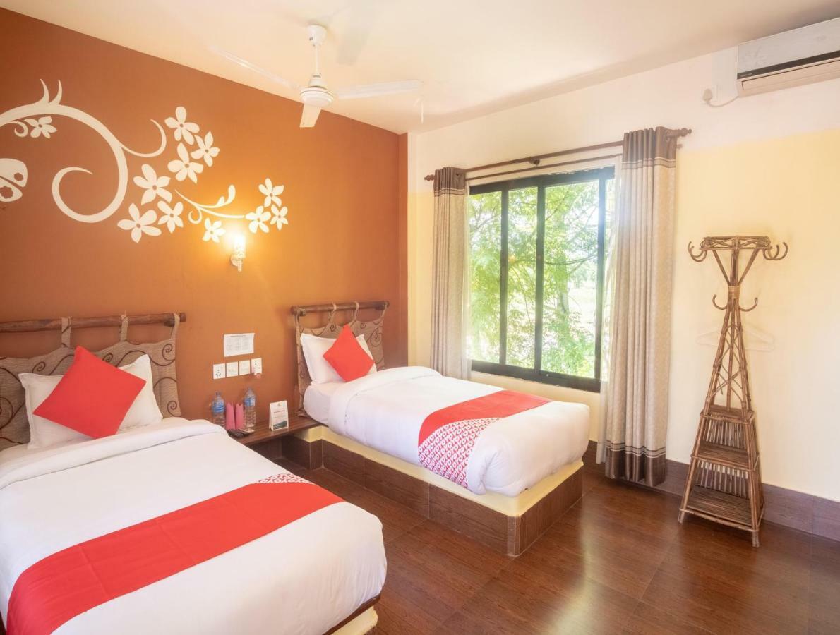 Chitwan Riverside Resort Саураха Екстериор снимка