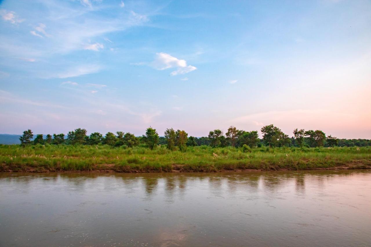 Chitwan Riverside Resort Саураха Екстериор снимка