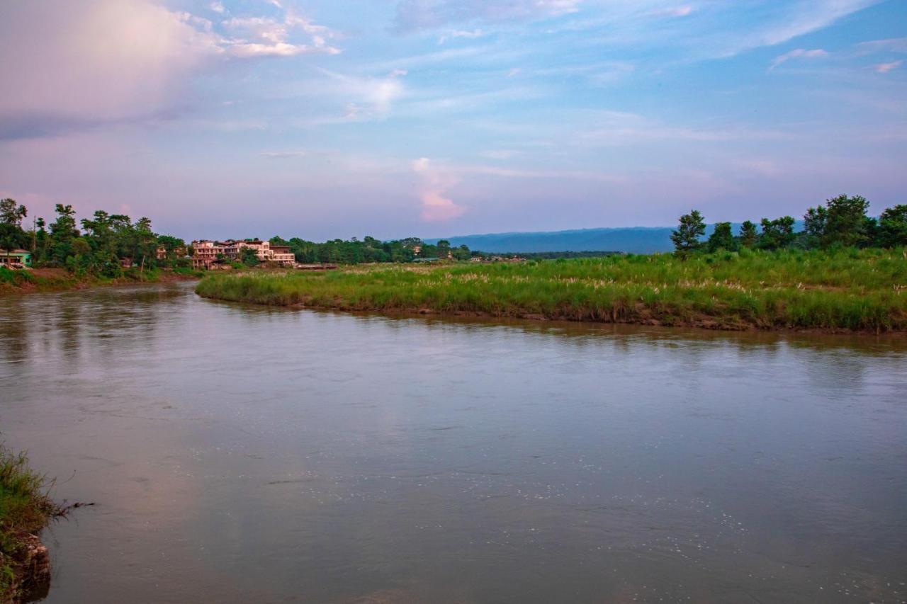 Chitwan Riverside Resort Саураха Екстериор снимка